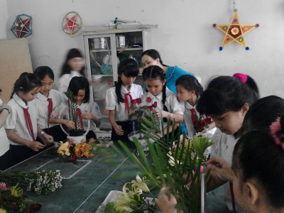 Thi cắm hoa mừng ngày nhà giáo Việt Nam