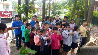 Học sinh trường Tiểu học Bùi Quốc Khánh thăm viếng bia tử niệm phường Chánh Nghĩa