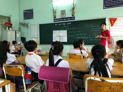 Giáo viên trường Tiểu học Bùi Quốc Khánh thao giảng Hội đồng theo phương pháp "Bàn tay nặn bột"