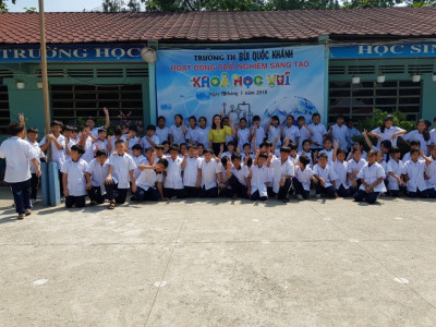 Học sinh trường Tiểu học Bùi Quốc Khánh tham gia hoạt động trải nghiệm khoa học vui