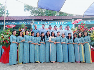 Trường TH Bùi Quốc Khánh họp mặt kỷ niệm 36 năm ngày Nhà giáo Việt Nam 20/11.